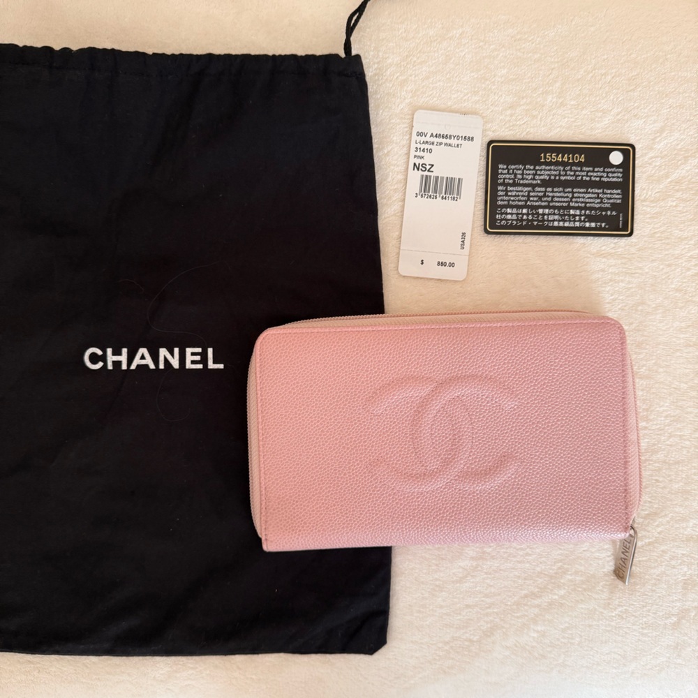 CHANEL Light Pink Zipped Wallet
